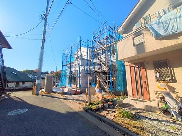 前面道路を含めた現地写真です。