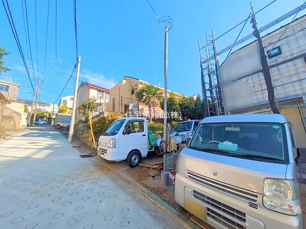 前面道路を含めた現地写真です。