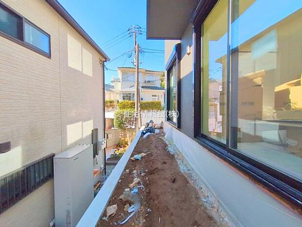 前面道路を含めた現地写真です。