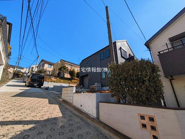 前面道路を含めた現地写真です。