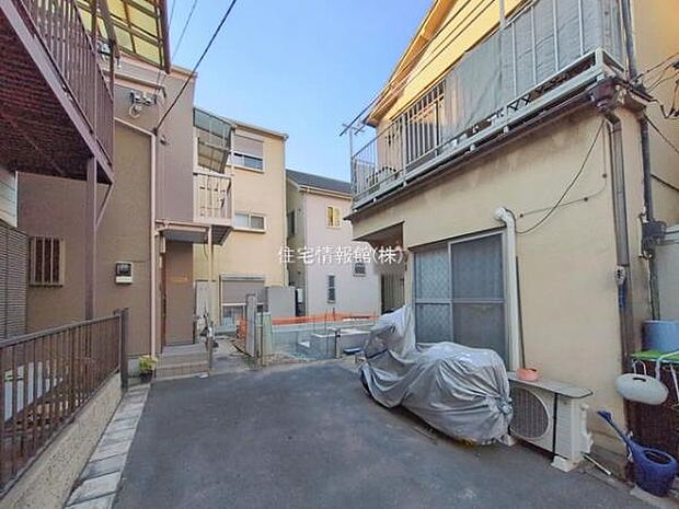 前面道路を含めた現地写真です。