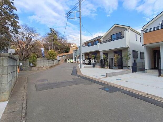 前面道路を含めた現地写真です。