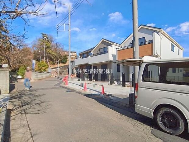 前面道路を含めた現地写真です。