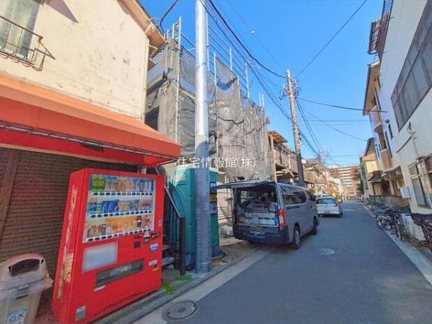 前面道路を含めた現地写真です。