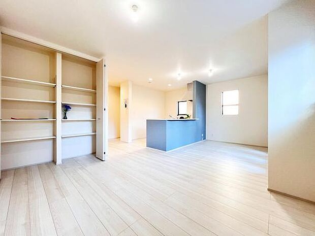 キッチンからリビングが見渡せ、お料理中もご家族の様子を見守れます