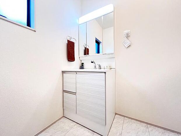 洗面化粧台です。朝の身支度から1日が始まります。