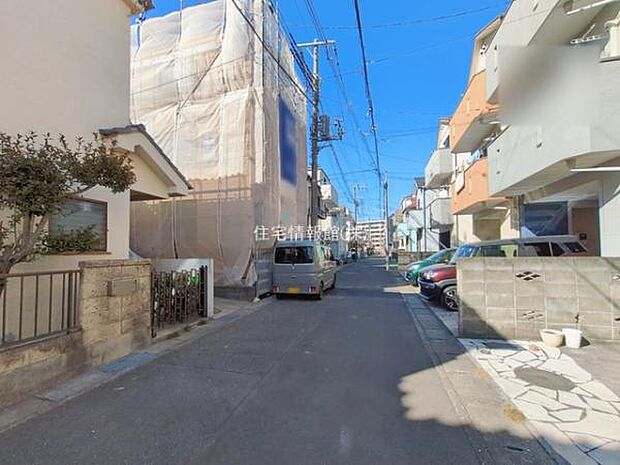 前面道路を含めた現地写真です。