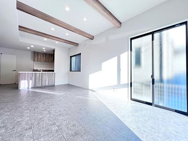 リビングダイニングになります。ご家族そろっての素敵な空間になりそうですね。