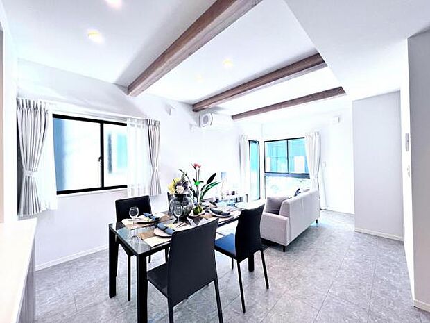 ご家族の温かい時間を演出するダイニングスペースです。