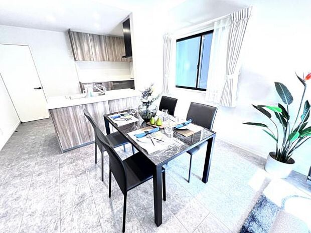 お食事中もキッチンと会話が楽しめるダイニングスペース。