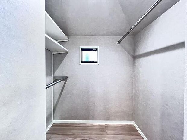 ウォークインクローゼットがあり収納スペースも豊富。季節物もスッキリ片付きそうです。