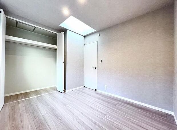 中の物を確認しやすく、取り出しやすい収納スペース。お部屋を広々とお使いいただけます。