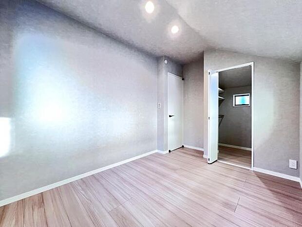 いつでもお部屋をスッキリお使い頂ける収納スペースを設置。