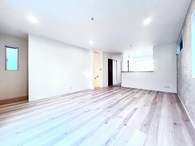 お食事中もキッチンと会話が楽しめるダイニングスペース。