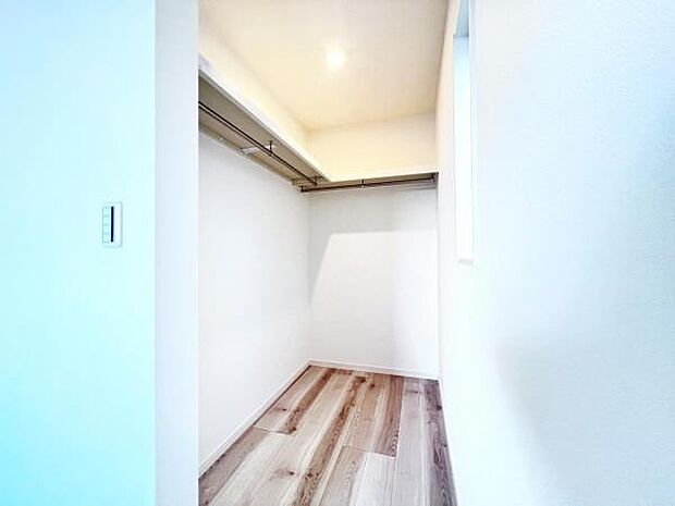 ウォークインクローゼットがあり収納スペースも豊富。季節物もスッキリ片付きそうです。