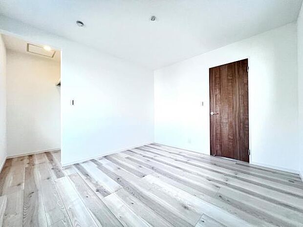 いつでもお部屋をスッキリお使い頂ける収納スペースを設置。