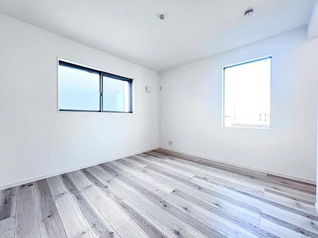 2面採光を確保した室内は、明るく風通しも良く、大変居心地の良い空間となっております。