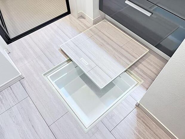 床下収納が御座います。