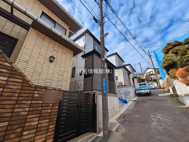 前面道路を含めた現地写真です。