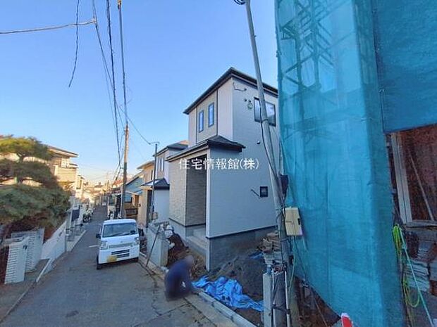 前面道路を含めた現地写真です。