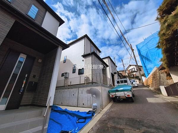 前面道路を含めた現地写真です。