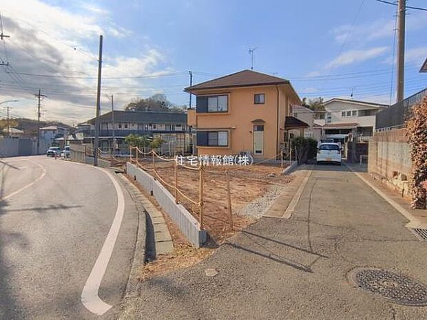 前面道路を含めた現地写真です。