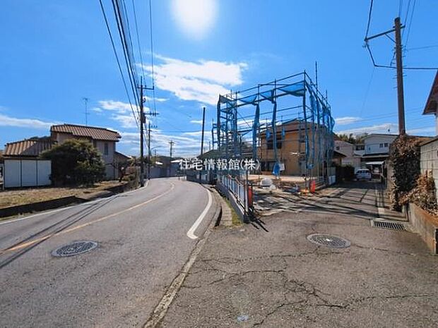 前面道路を含めた現地写真です。