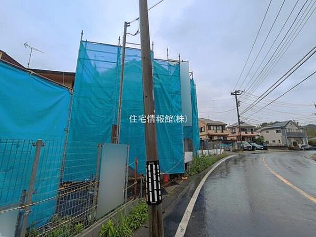 前面道路を含めた現地写真です。