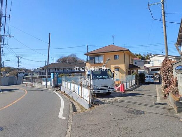 前面道路を含めた現地写真です。