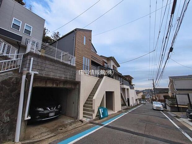 前面道路を含めた現地写真です。