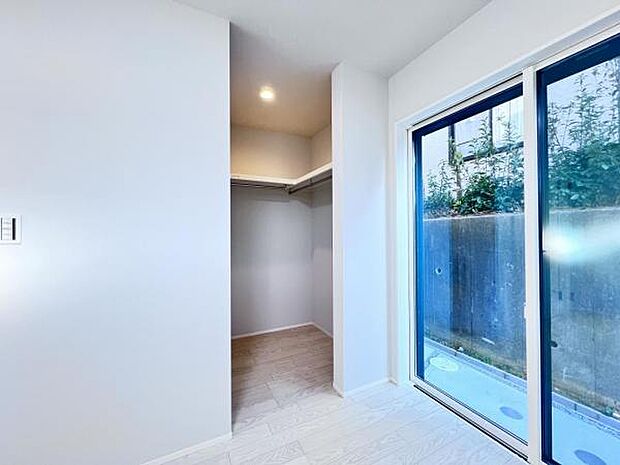 ウォークインクローゼットがあり収納スペースも豊富。季節物もスッキリ片付きそうです。