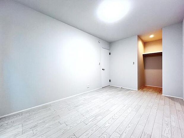 洋室の収納はウォークインクローゼットになります。