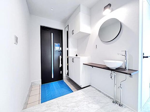 玄関内部です。洗面化粧台が御座います。