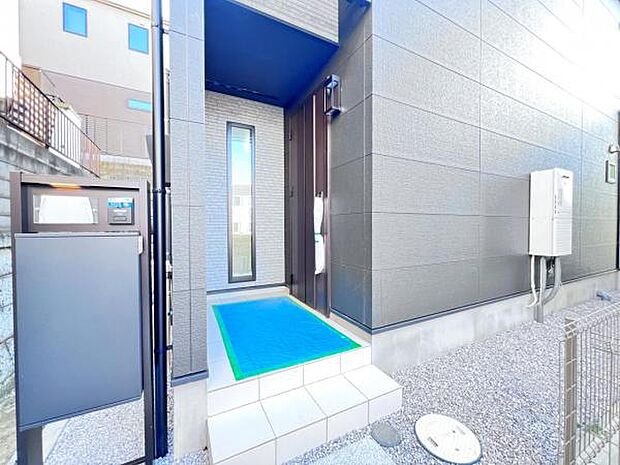 雨天時の荷物搬入に便利な玄関ポーチ付きです。