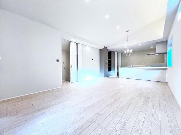 お食事中もキッチンと会話が楽しめるダイニングスペース。