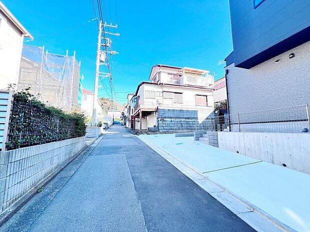 前面道路を含めた現地写真です。