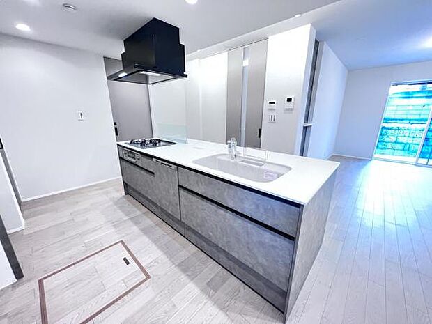 リビングが見渡せ、料理中も会話が弾む対面式キッチンです。