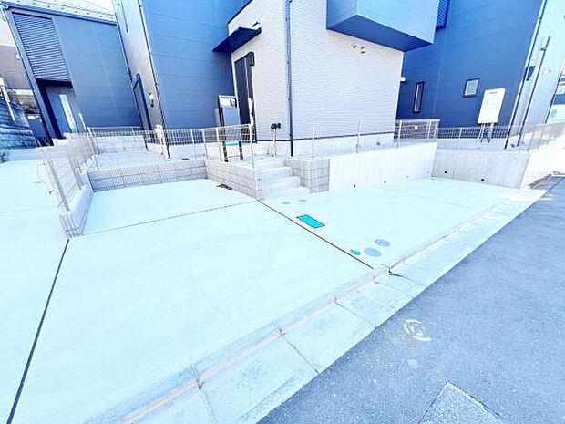 駐車場です。前面道路との高低差も少なく、スムーズに出入りできます。