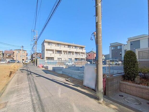 前面道路を含めた現地写真です。