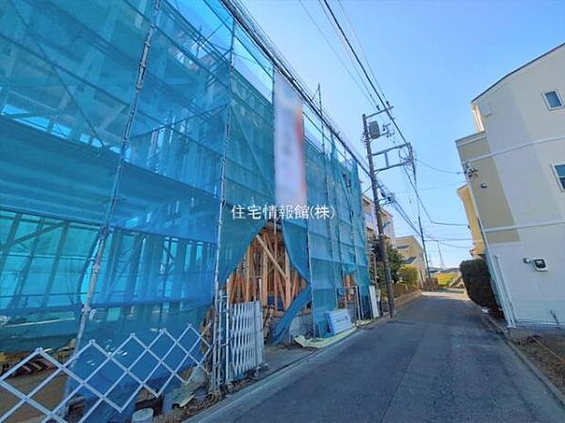 前面道路を含めた現地写真です。
