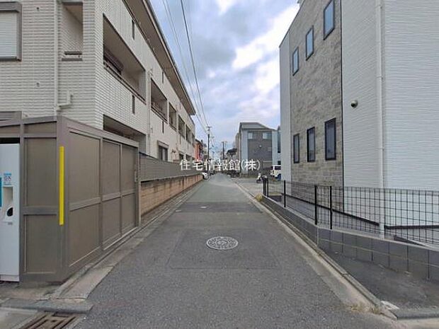 前面道路を含めた現地写真です。