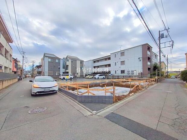 前面道路を含めた現地写真です。