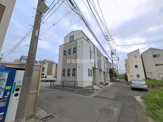 前面道路を含めた現地写真です。