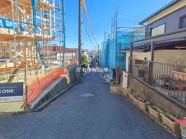 前面道路を含めた現地写真です。