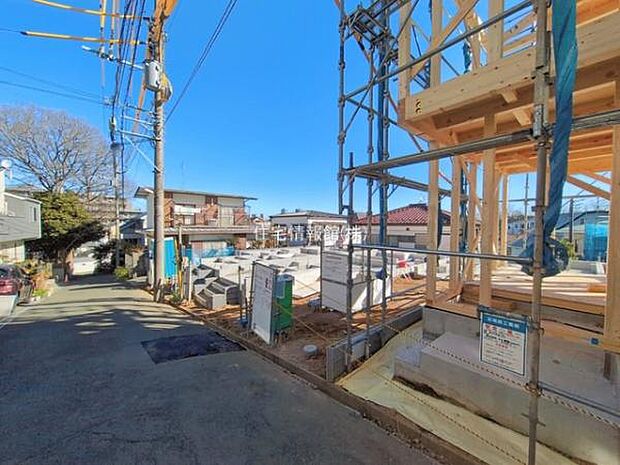 前面道路を含めた現地写真です。