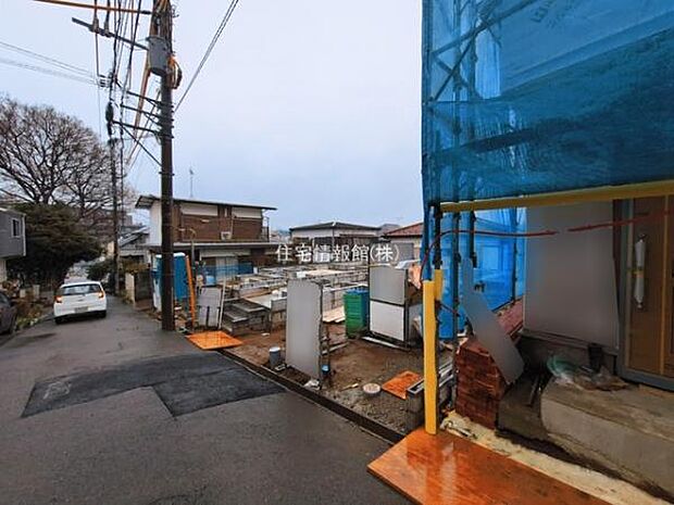 前面道路を含めた現地写真です。