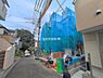外観：前面道路を含めた現地写真です。