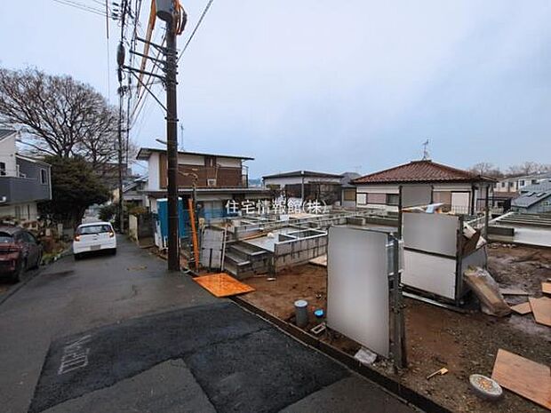 前面道路を含めた現地写真です。