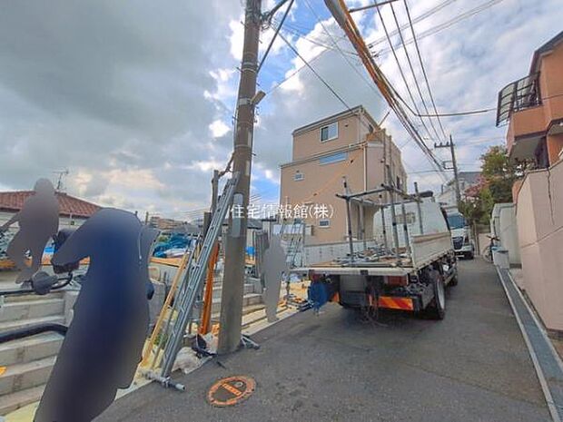 前面道路を含めた現地写真です。