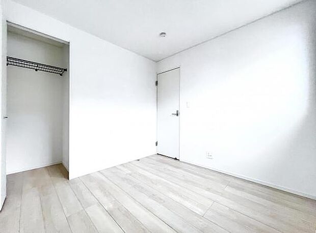 中の物を確認しやすく、取り出しやすい収納スペース。お部屋を広々とお使いいただけます。